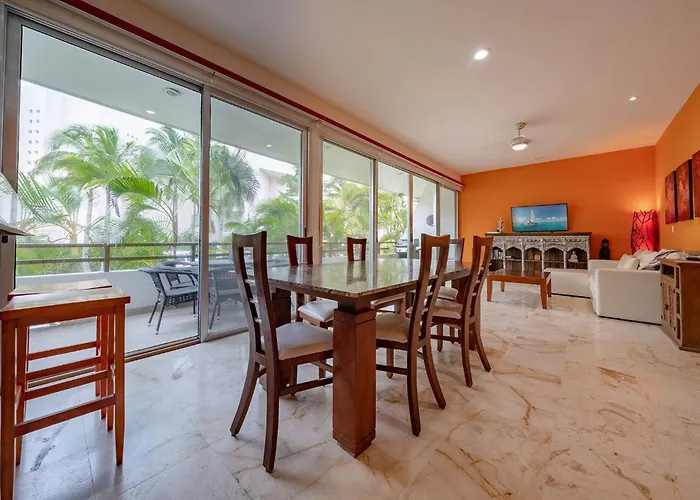 Vakantiehuis Casa del Mar Beachside Condo with Rooftop Pool - Clara