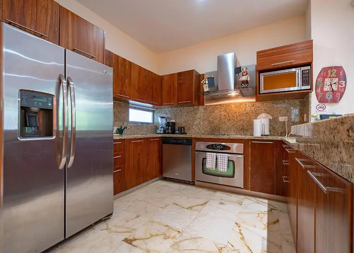 Vakantiehuis Casa del Mar Beachside Condo with Rooftop Pool - Clara *