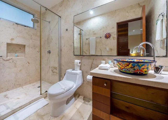 Vakantiehuis Casa del Mar Beachside Condo with Rooftop Pool - Clara